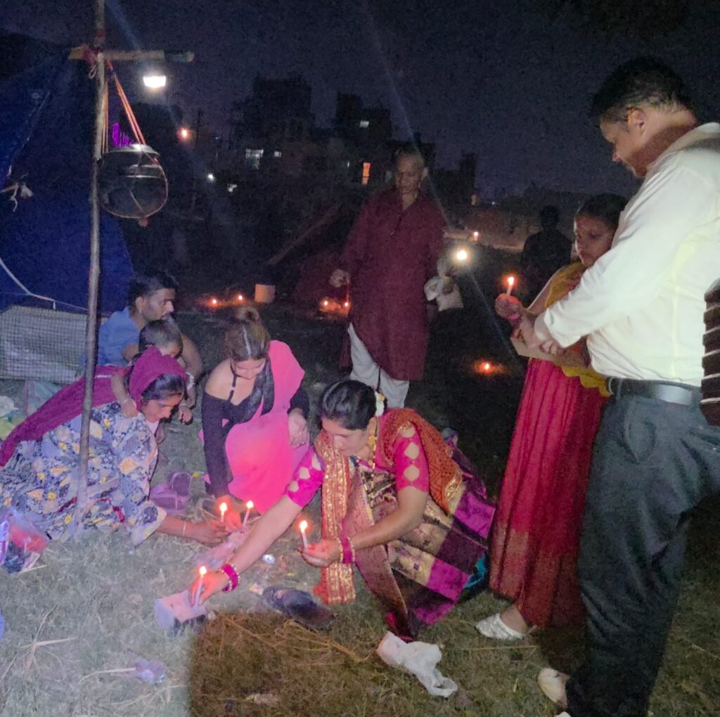 रुद्रपुर की गलियों में बाँटी खुशियाँ: ड्रीमर्स केयर फाउंडेशन ने जरूरतमंदों संग मनाई दिवाली