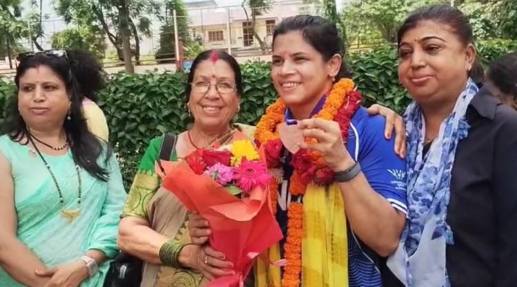 कॉमनवेल्थ गेम्स: देश के लिए कांस्य पदक जीतकर लौटीं उन्नति शर्मा, राजधानी देहरादून में हुआ जोरदार और भव्य स्वागत