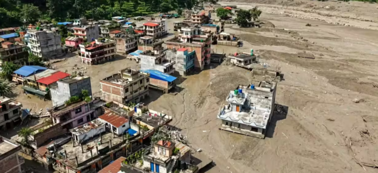 देहरादून में नेपाल आपदा में जान गंवाने वालों को श्रद्धांजलि, घंटाघर पर जुटे लोग; पीड़ितों की मदद के लिए सहयोग राशि भी जुटाई